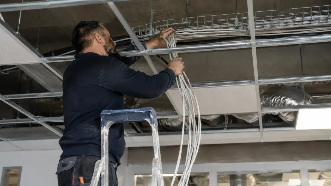 Povlačenje Cat6 kablova kroz kablovske nosače