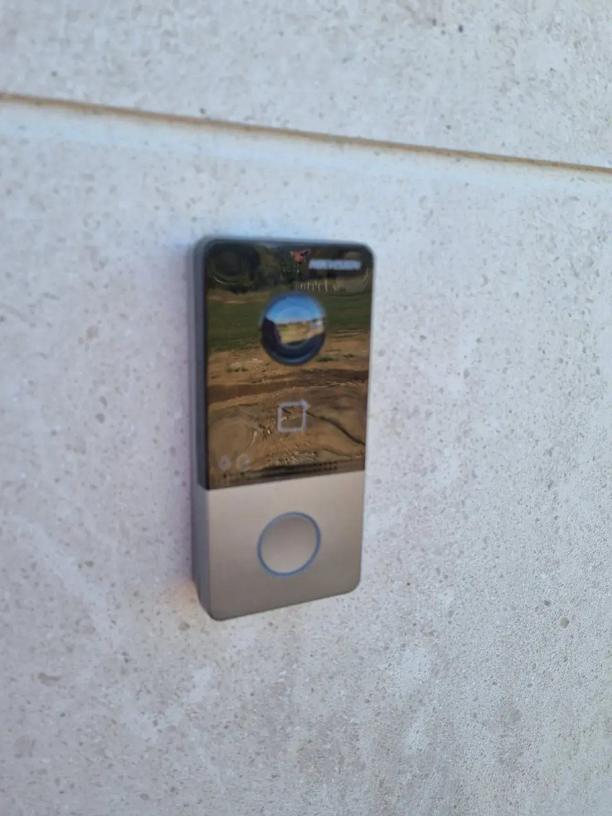 Video interfon sa ekranom na ulazu u zgradu