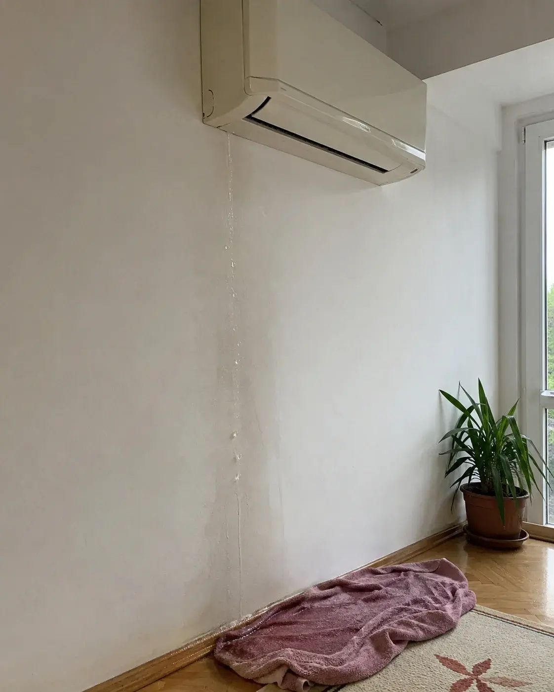 Voda kaplje iz donje ivice unutrašnje jedinice klime na zid