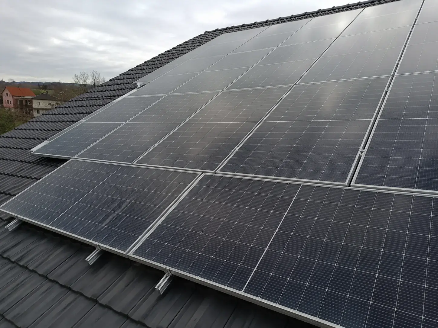 Detalj solarnih panela na krovu sa refleksijom neba