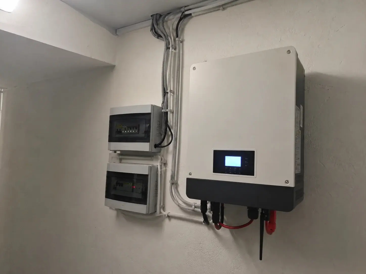 Solarni inverter montiran na zidu pomoćne prostorije