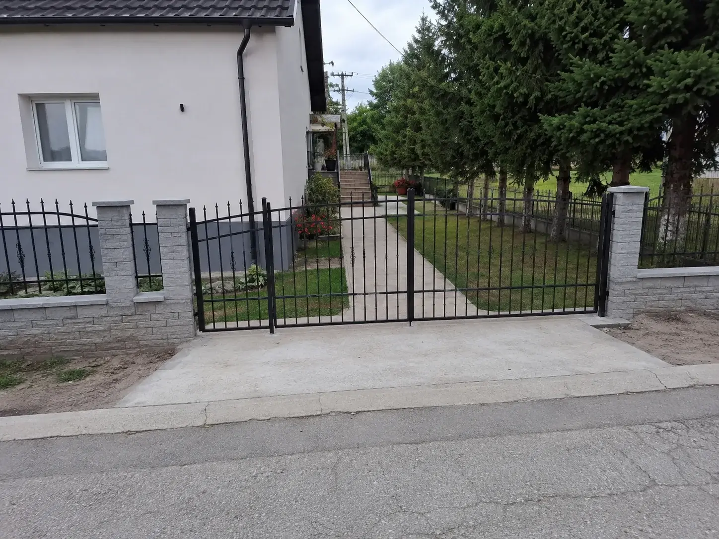 Kamera usmerena na ulaznu kapiju i prilaznu stazu ka kući