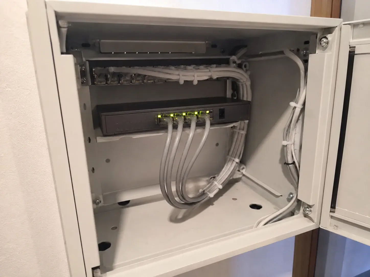 PoE switch sa UTP kablovima povezanim na kamere