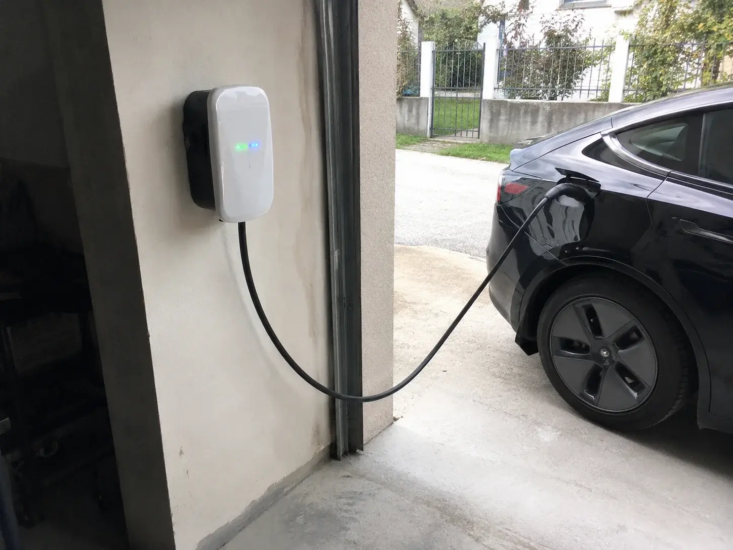 Wallbox EV punjač u kućnoj garaži povezan na električno vozilo
