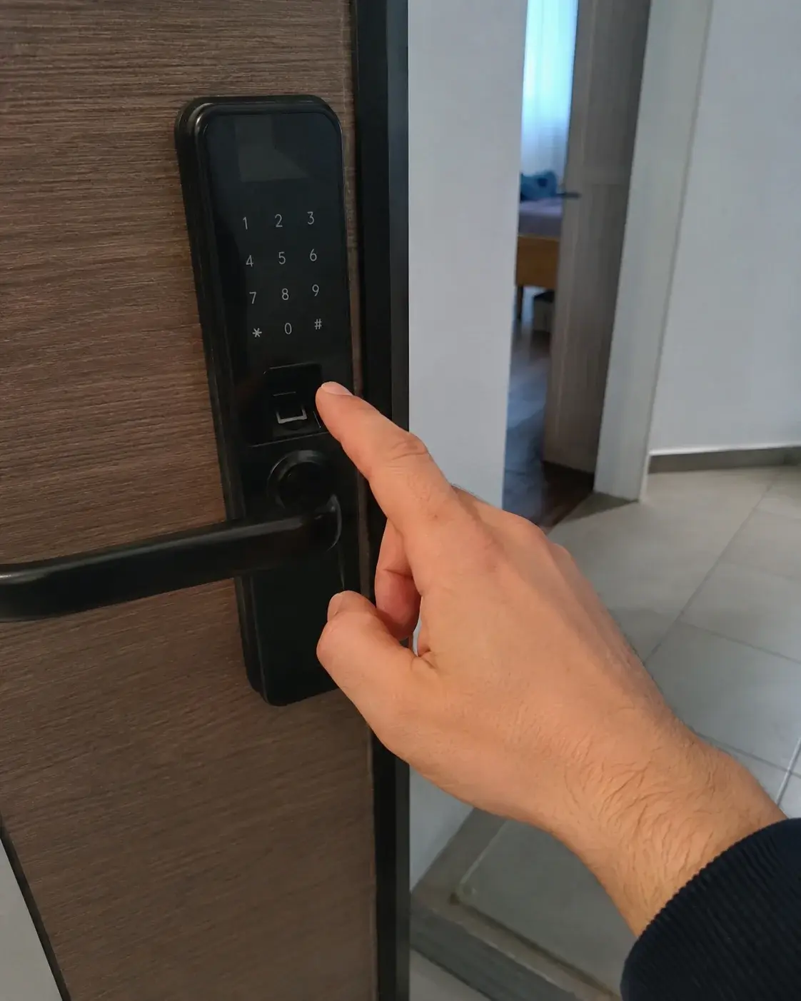 Moderna ulazna vrata sa pametnom bravom i skenerom otiska prsta
