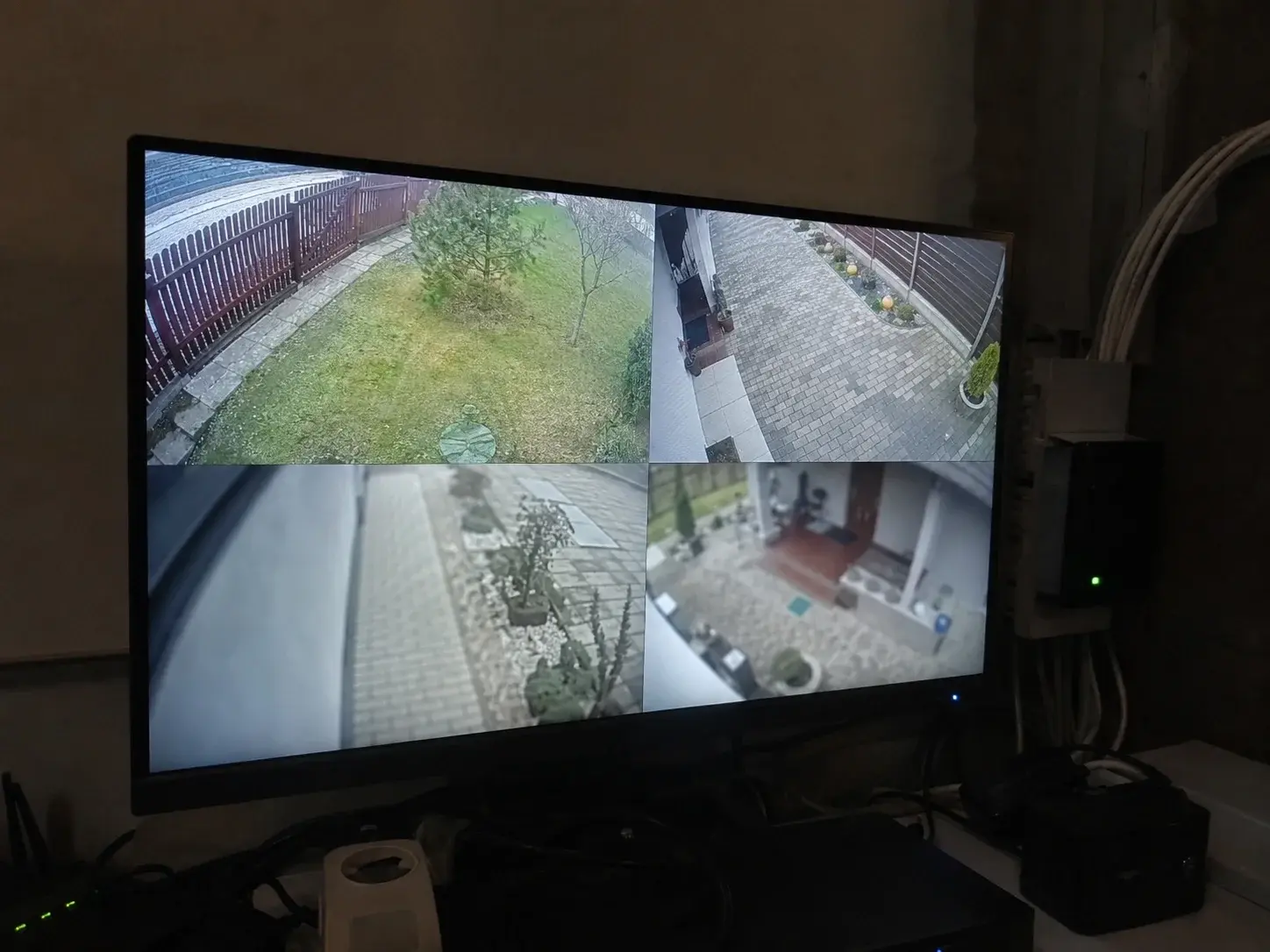 Monitor podeljen na više prozora sa slikama sa sigurnosnih kamera