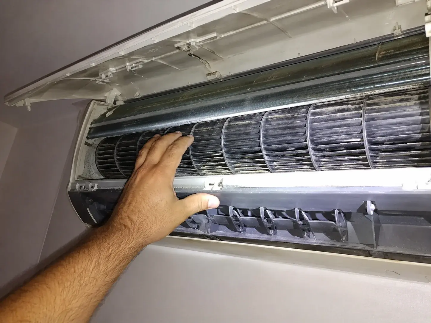 Provera ventilatora-valjka u otvorenoj unutrašnjoj jedinici klime