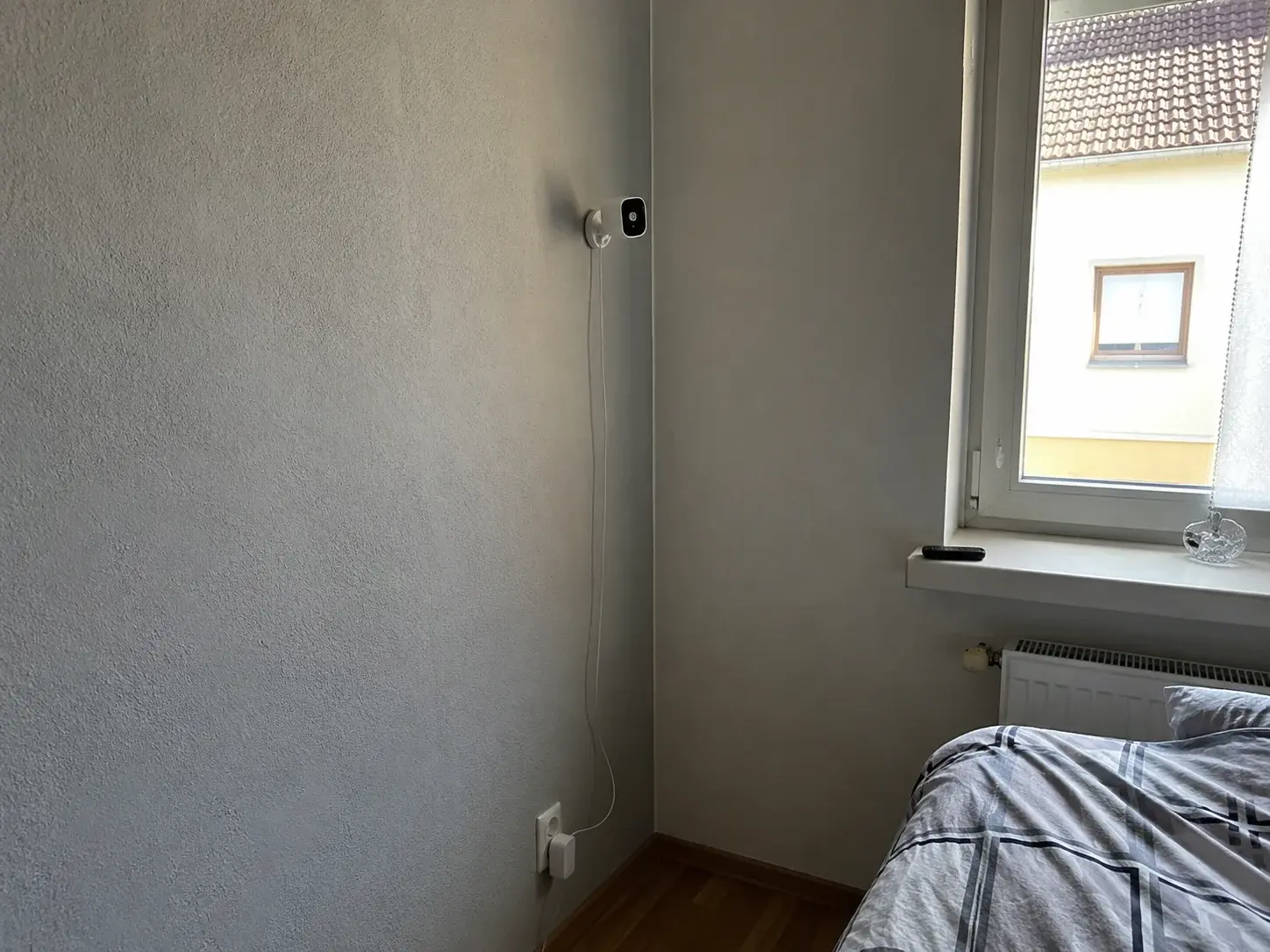 Bežična WiFi kamera na zidu unutrašnjeg prostora