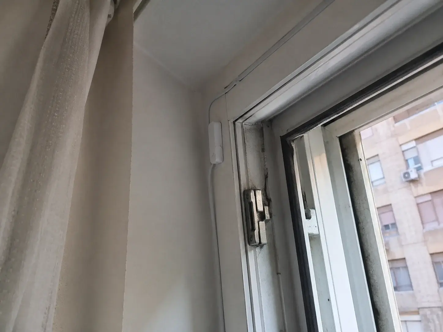 Magnetni senzor otvaranja na prozorskom ramu