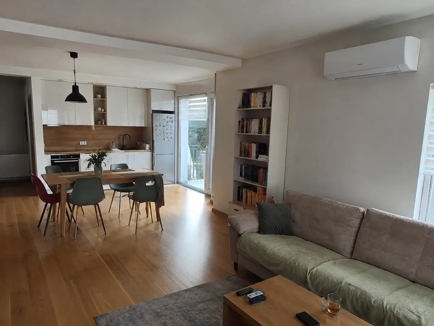 Inverter klima u otvorenom prostoru dnevne sobe i kuhinje