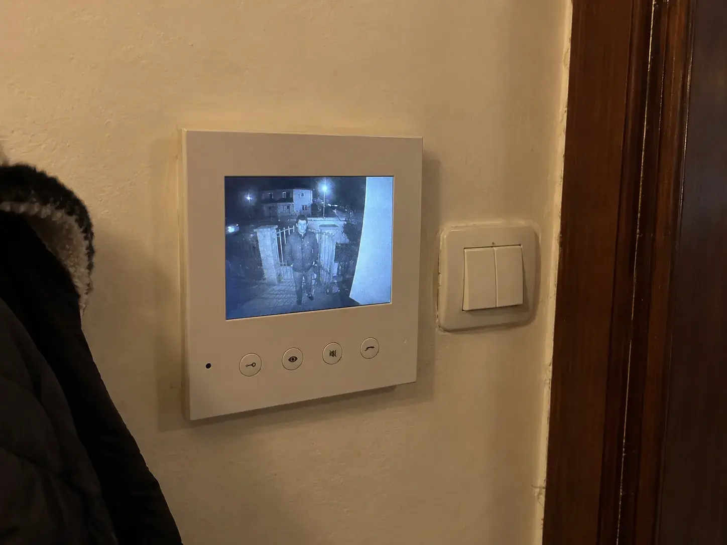 Unutrašnja jedinica video interfona u hodniku prikazuje osobu na kapiji