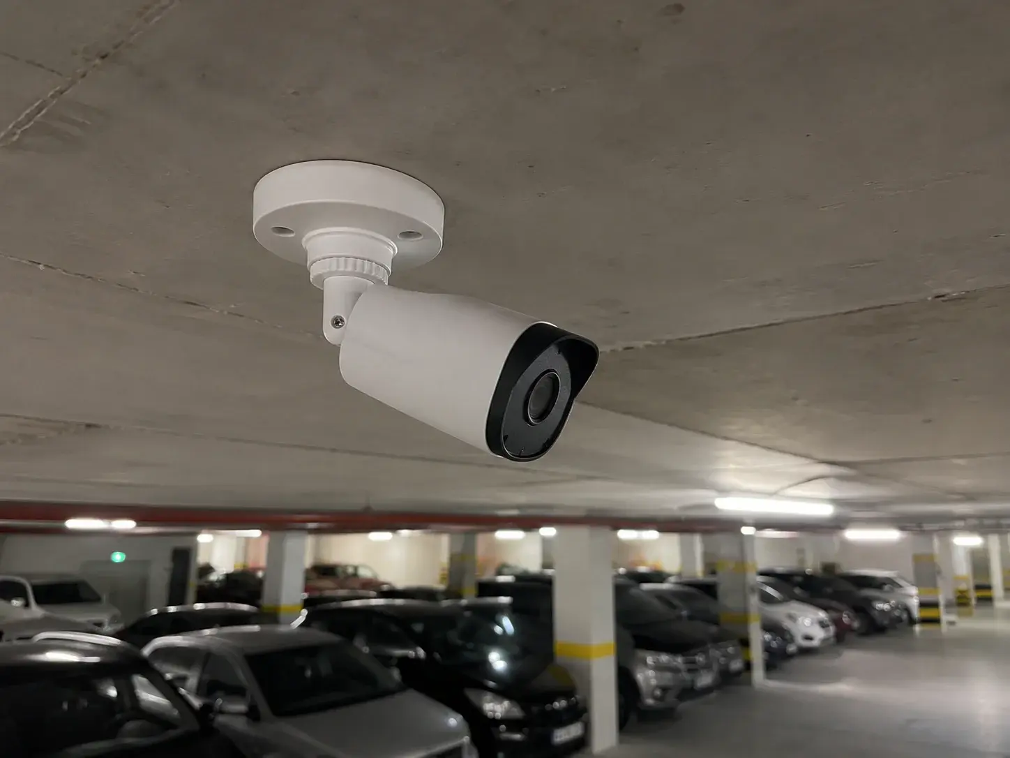 Kamera na plafonu garaže stambene zgrade