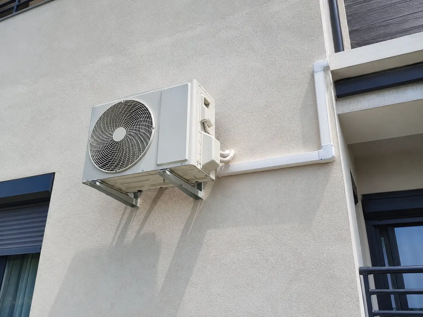 Uredno montirana spoljna jedinica klime sa prostorom oko sebe na fasadi