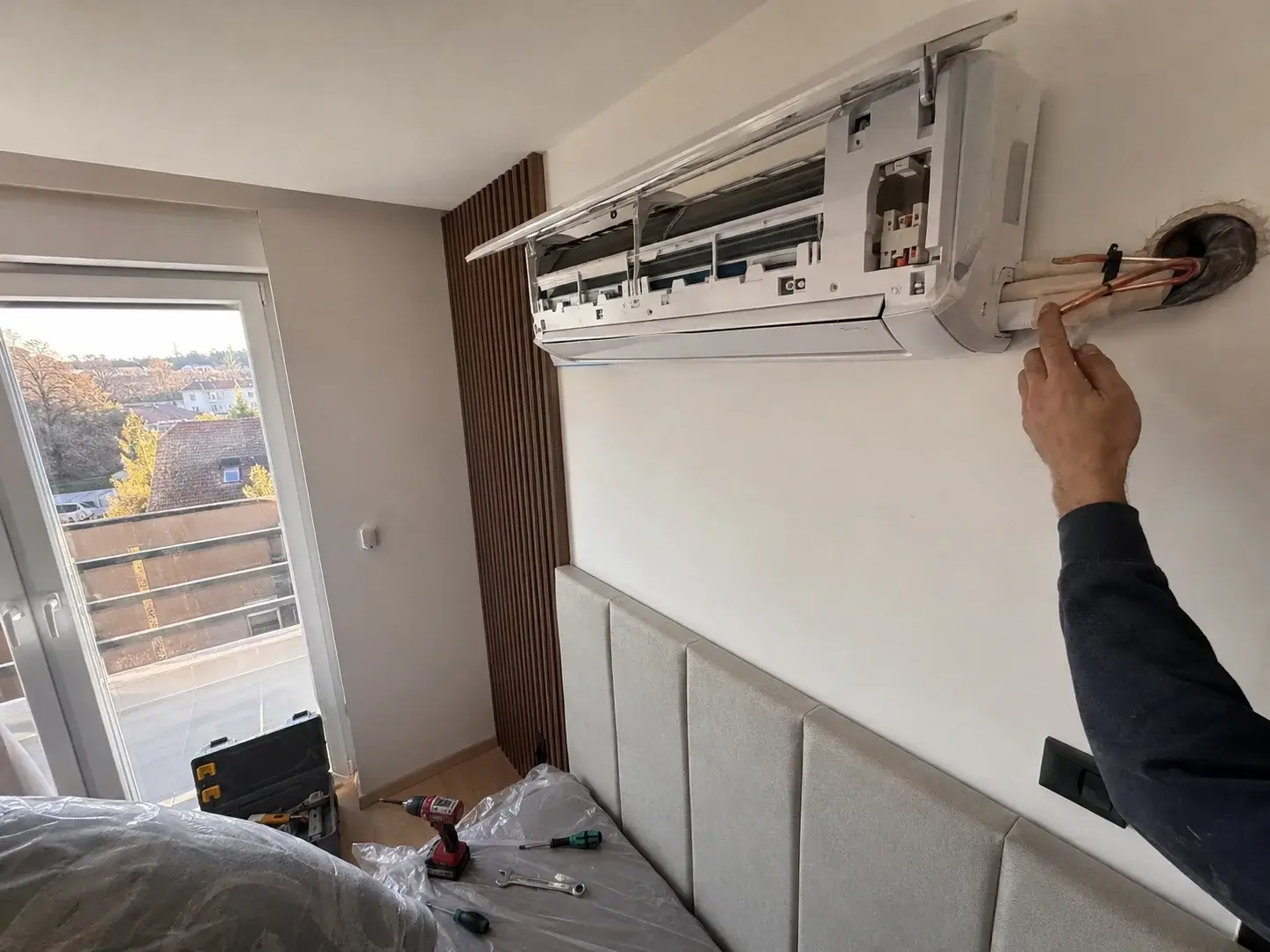 Instalacija unutrašnje jedinice multi-split sistema u spavaćoj sobi