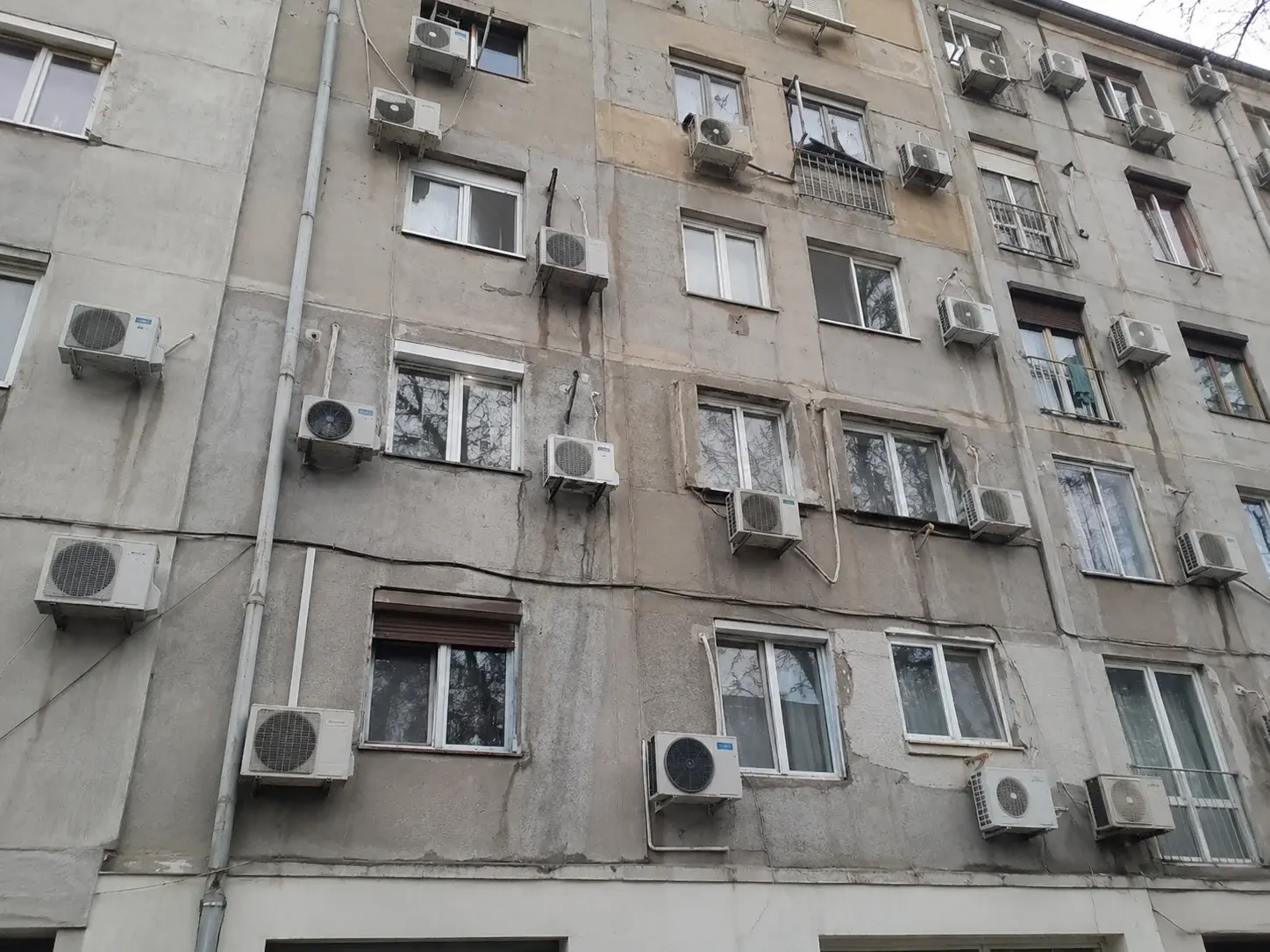 Starija zgrada sa velikim brojem spoljnih jedinica na fasadi