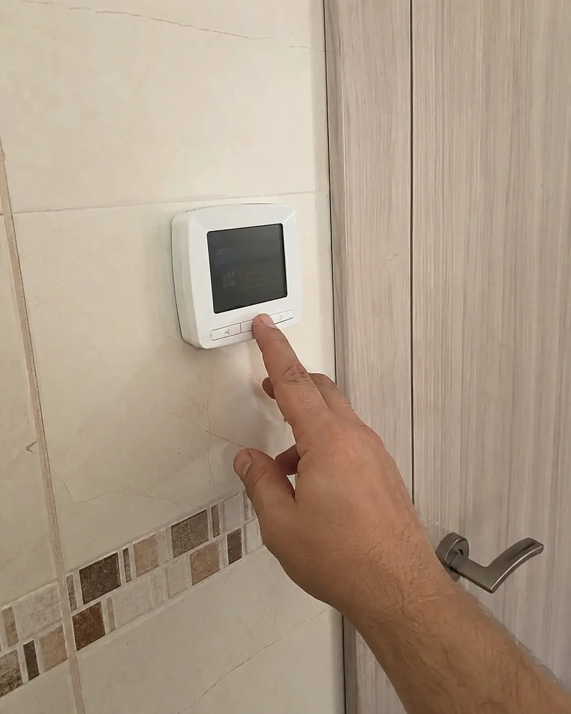 Programabilni termostat podnog grejanja na zidu kupatila