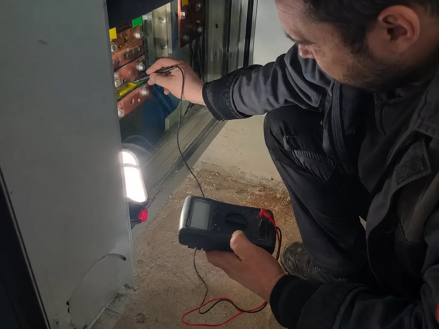 Tehničar meri uzemljenje instrumentom pored razvodnog ormana