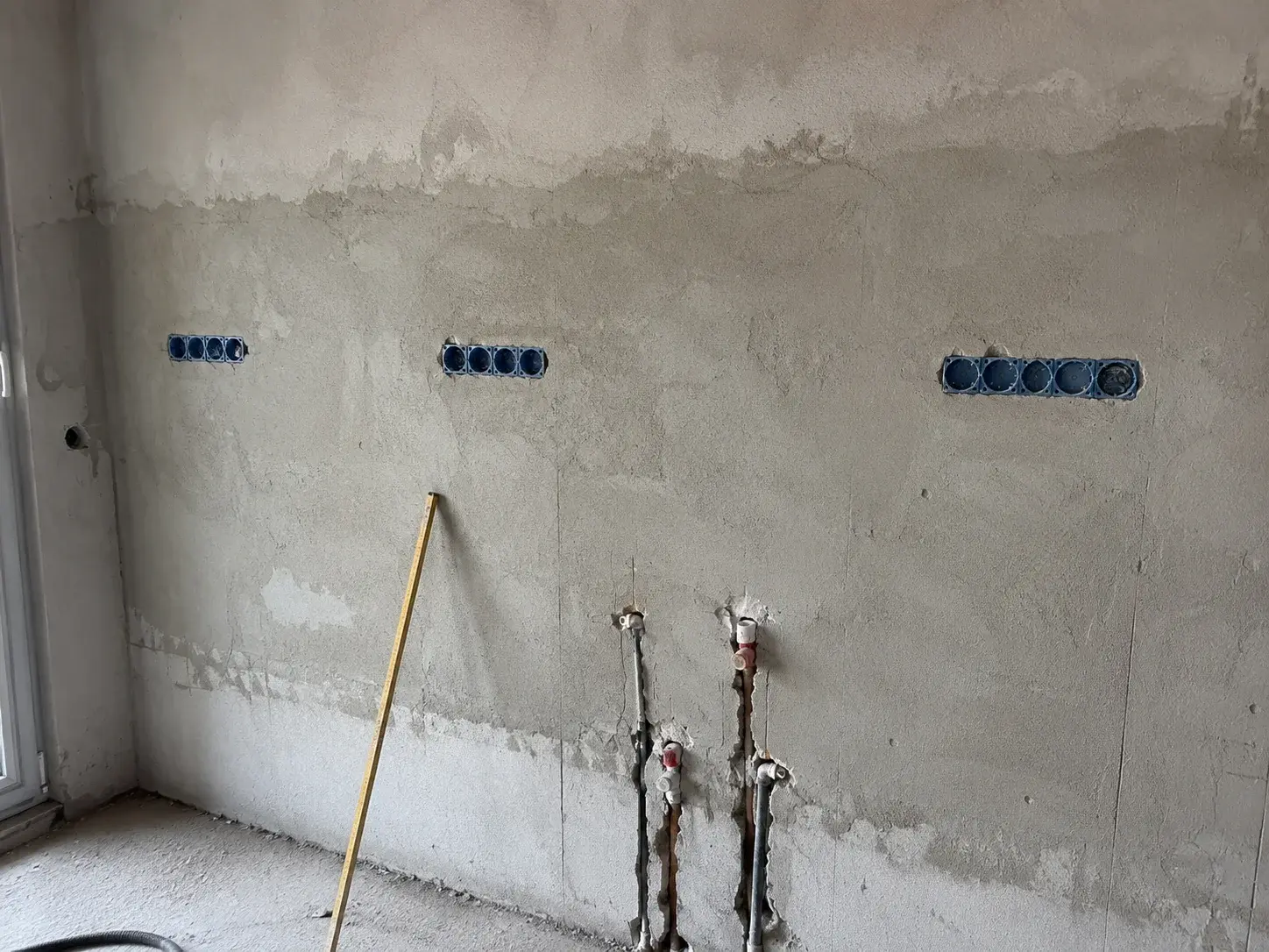 Niz instalacionih kutija iznad buduće kuhinjske radne ploče