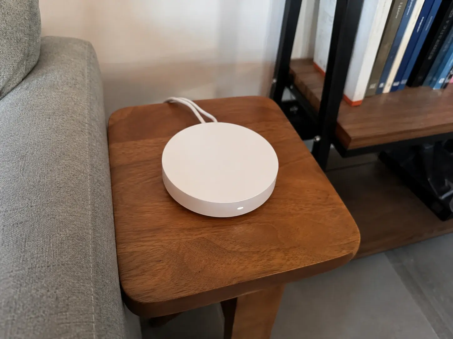 Mesh WiFi jedinica na drvenom stočiću u dnevnoj sobi