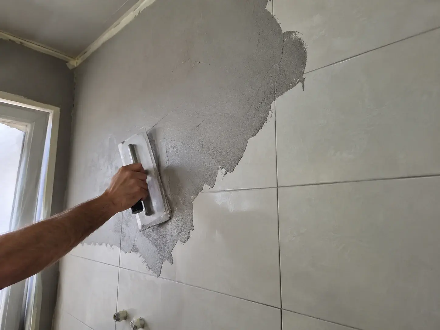 Nanošenje mikrocementa preko postojećih zidnih pločica