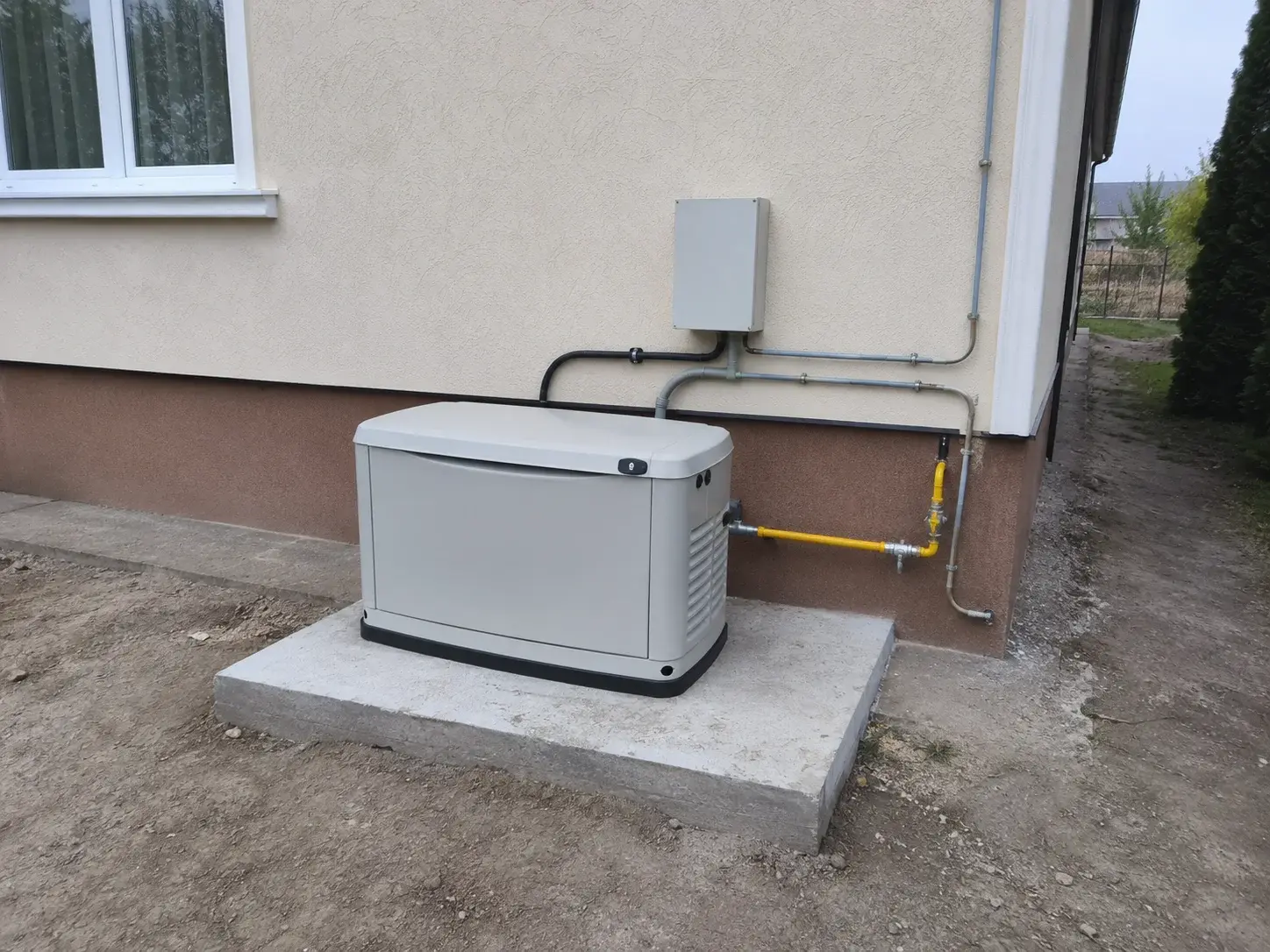 Stacionarni gasni generator postavljen pored porodične kuće