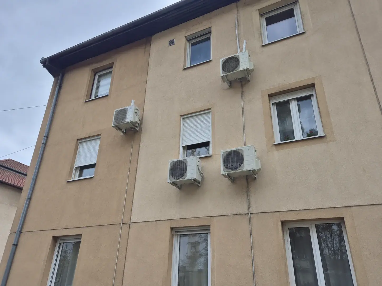 Fasada stambene zgrade sa više spoljnih jedinica klima uređaja