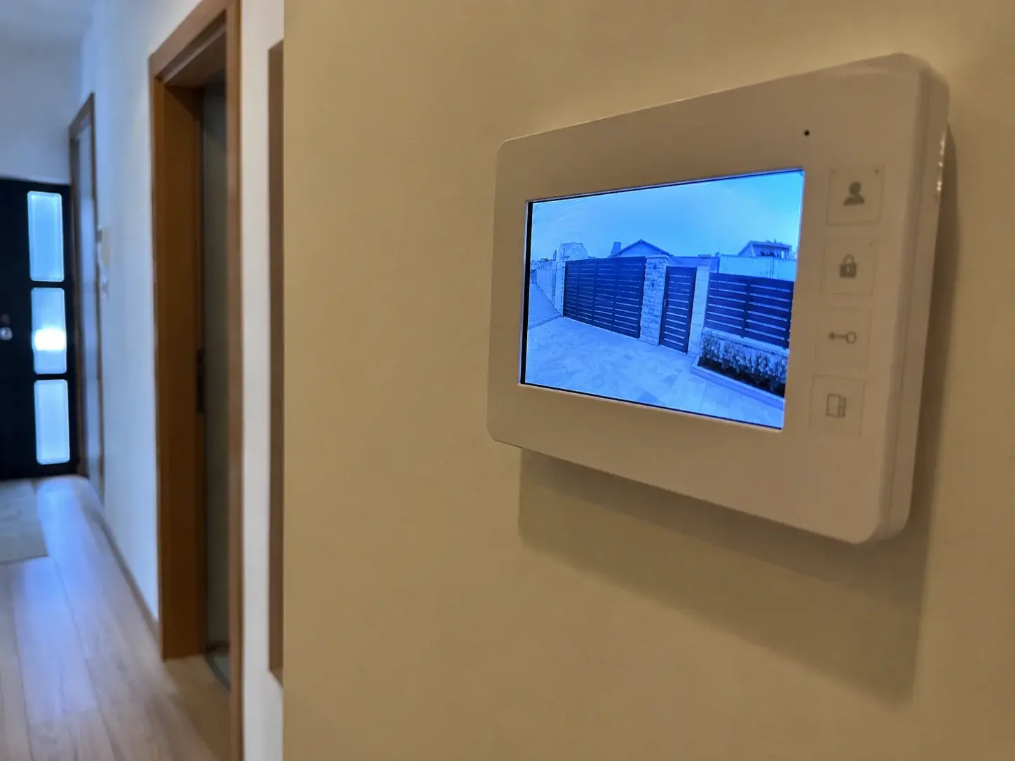 Unutrašnji monitor video interfona prikazuje dvorište i kapiju
