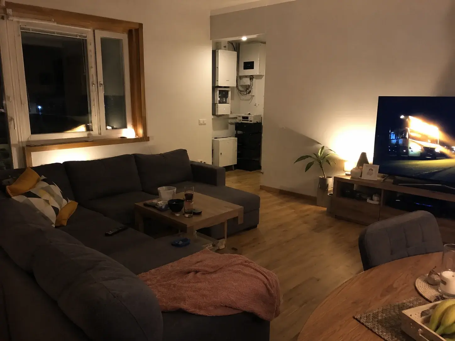 Topla dnevna soba uveče koja radi na uskladištenu solarnu energiju