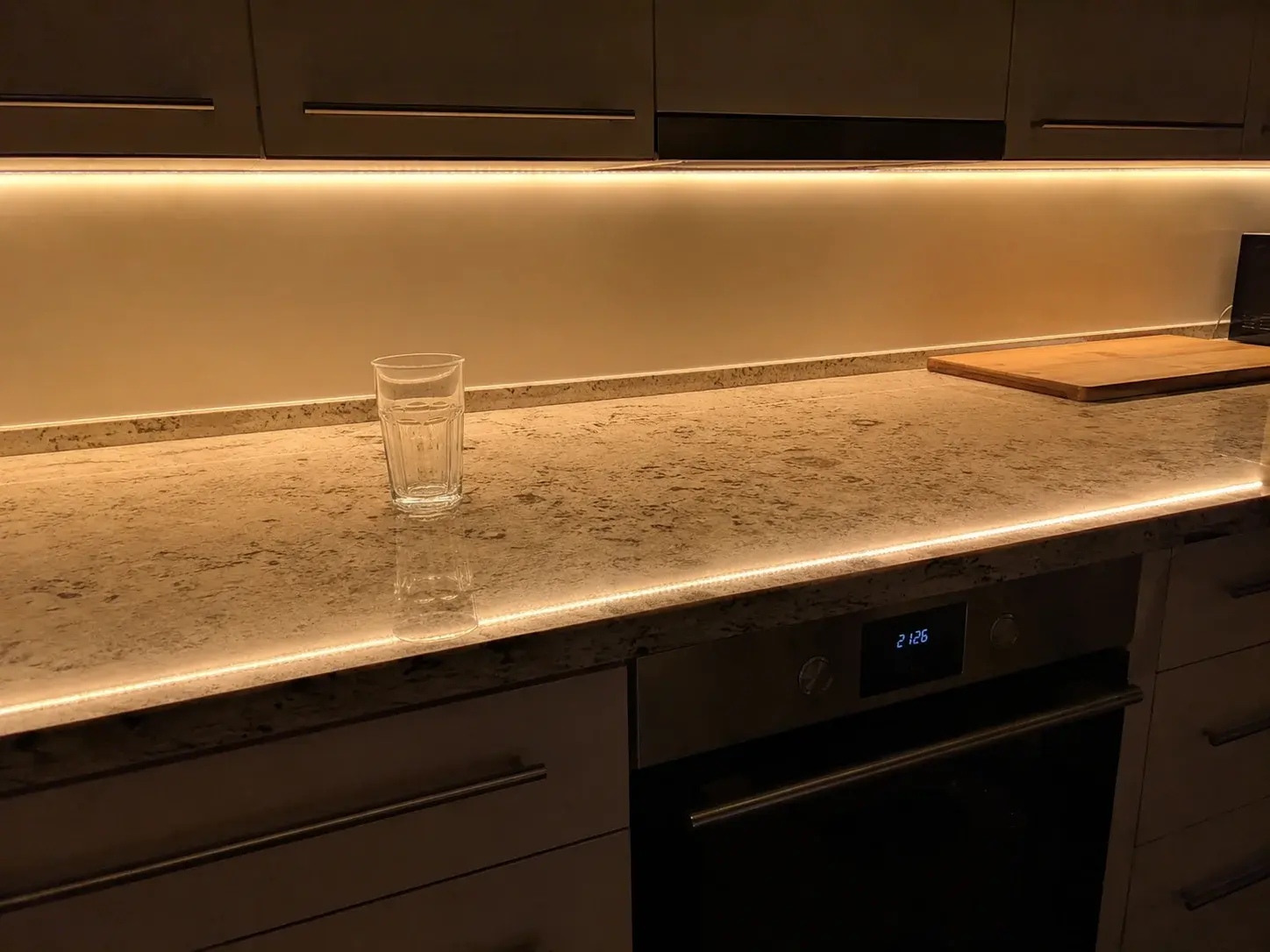 Topla LED traka ispod kuhinjskih elemenata