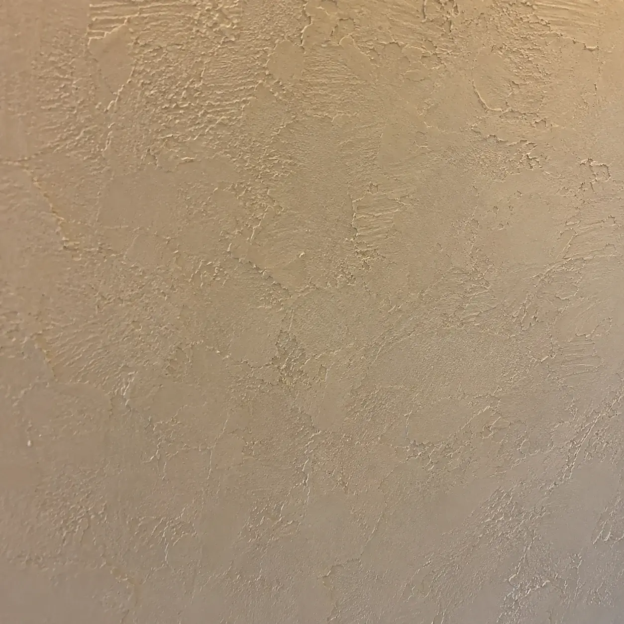 Detalj zida sa spahtla teksturom u boji peska