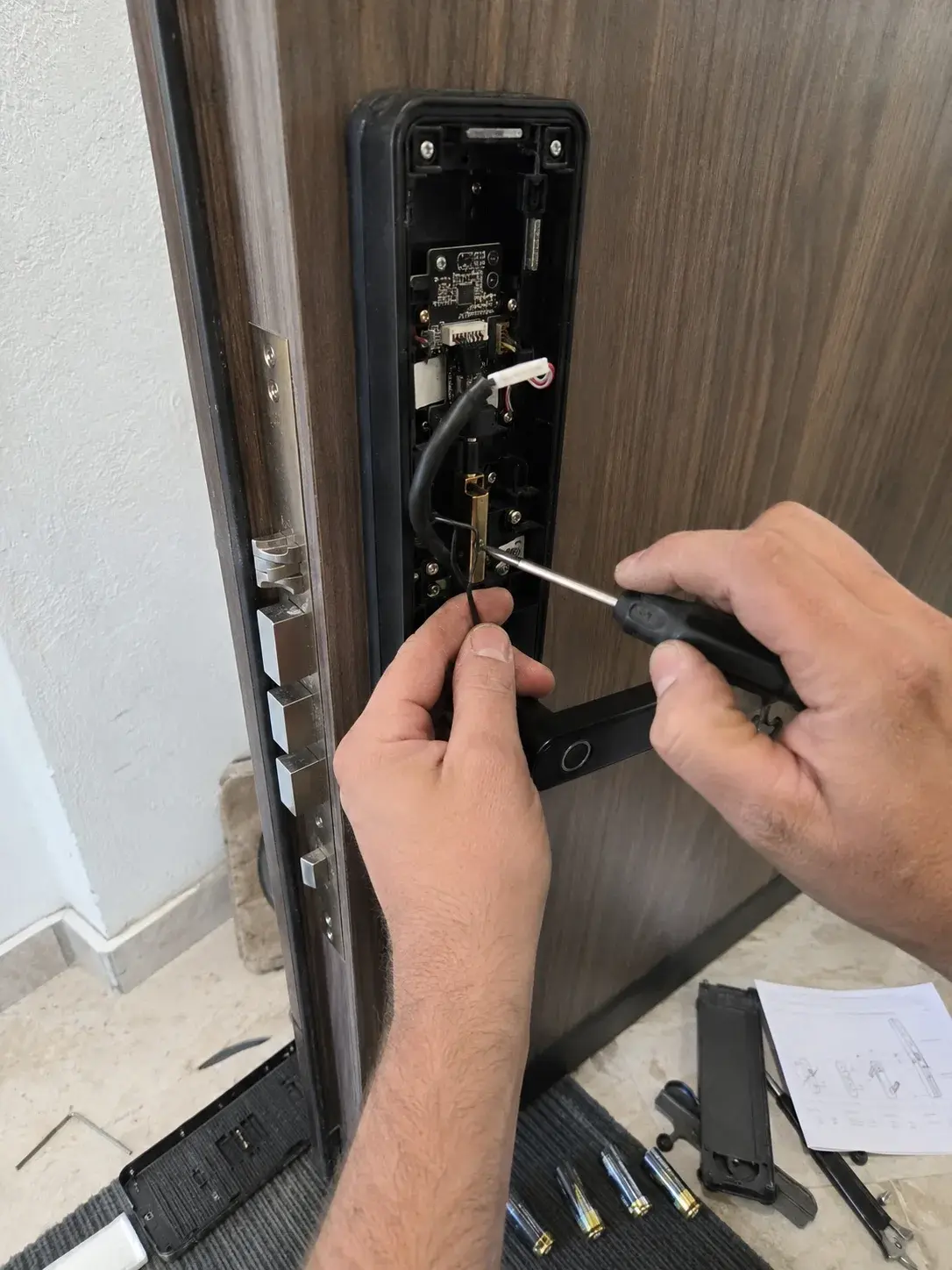 Majstor instalira pametnu bravu sa unutrašnje strane vrata