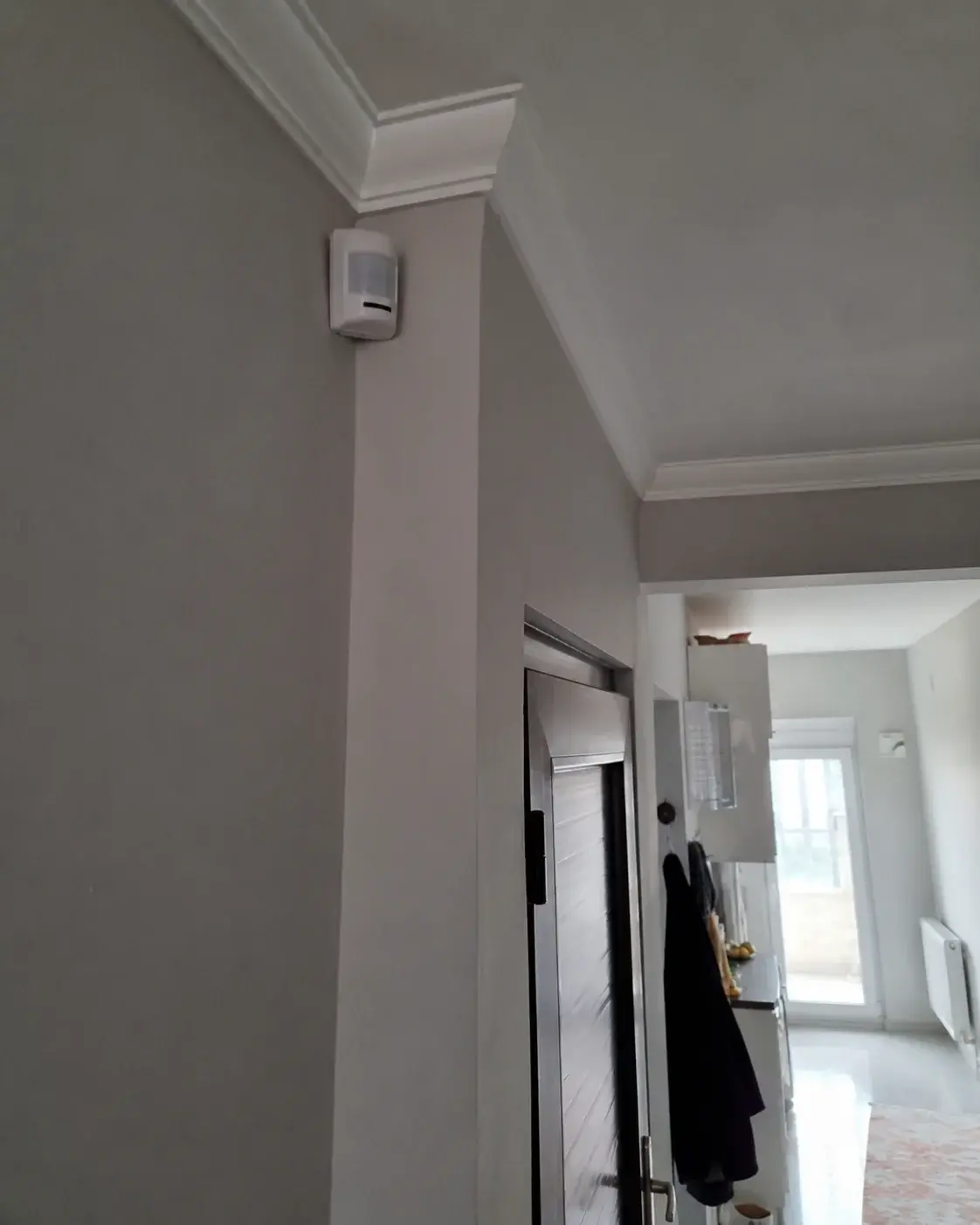 Senzor pokreta u uglu hodnika blizu plafona