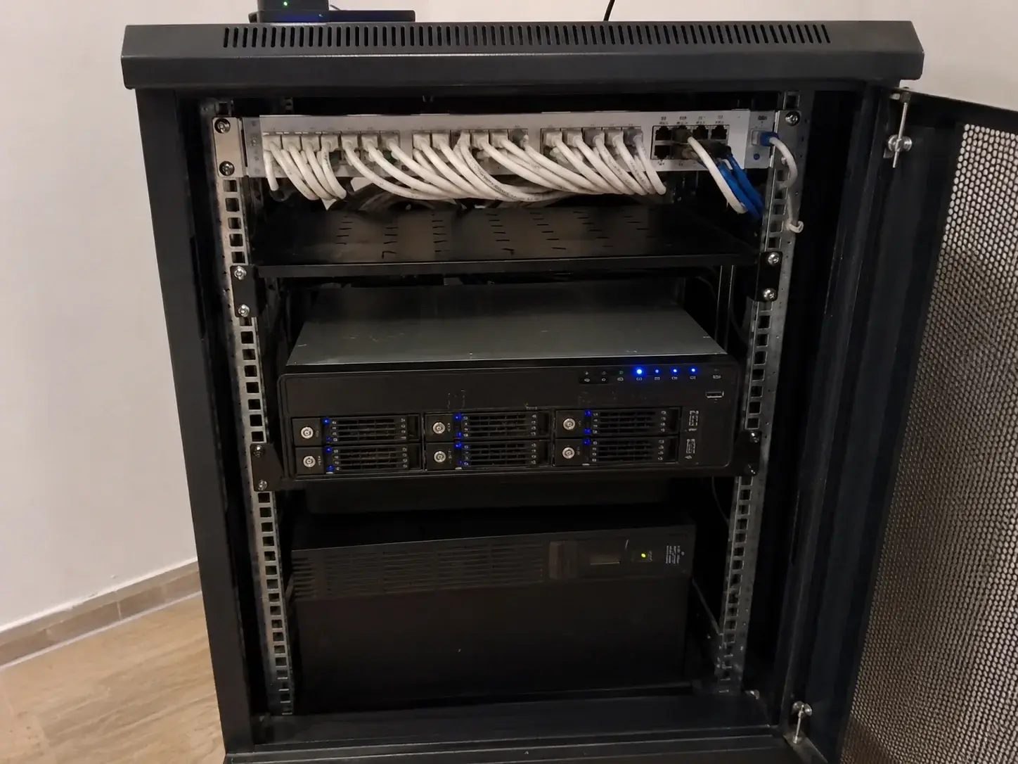 NVR uređaj u serverskom ormanu sa povezanim kablovima