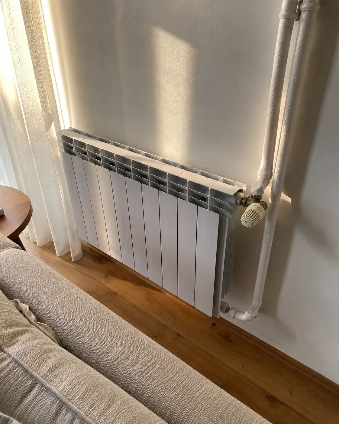 Radijator povezan na cevi sistema centralnog grejanja