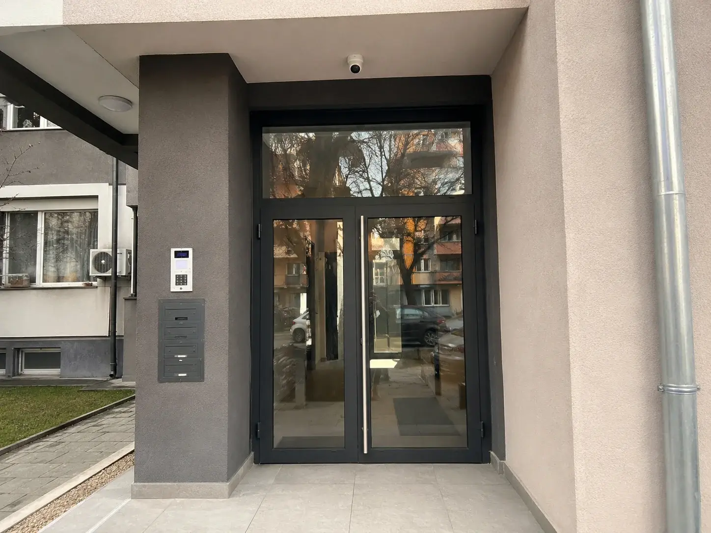 Ulaz stambene zgrade sa kamerom iznad vrata