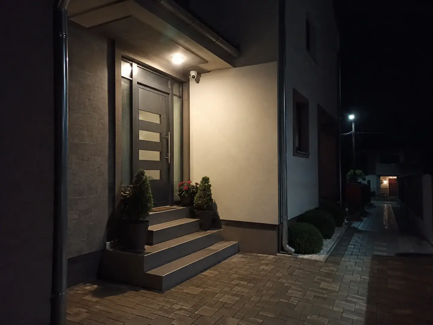 Ulaz u kuću noću osvetljen LED lampom koju kamera koristi za kolor snimak