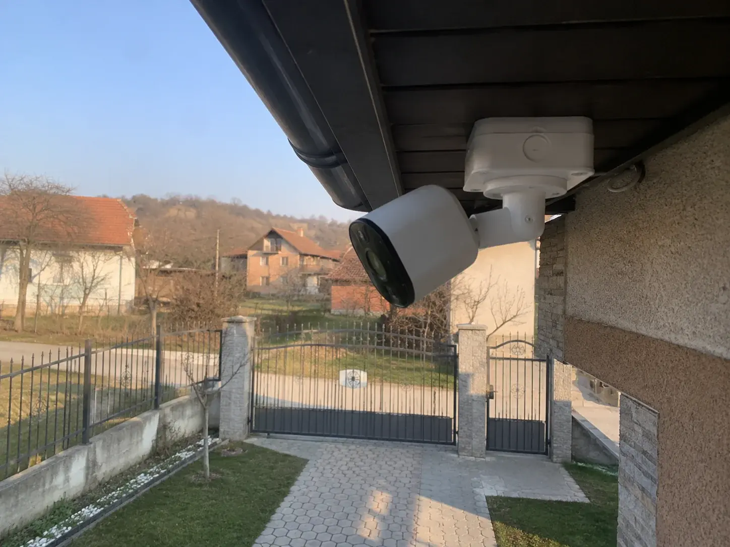 Spoljna kamera pod strehom usmerena ka dvorištu i kapiji