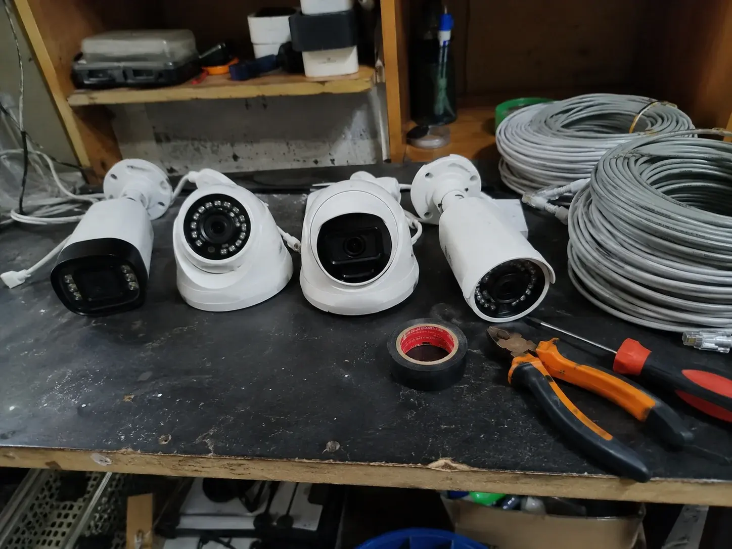 IP kamere raspoređene na radnom stolu pre instalacije