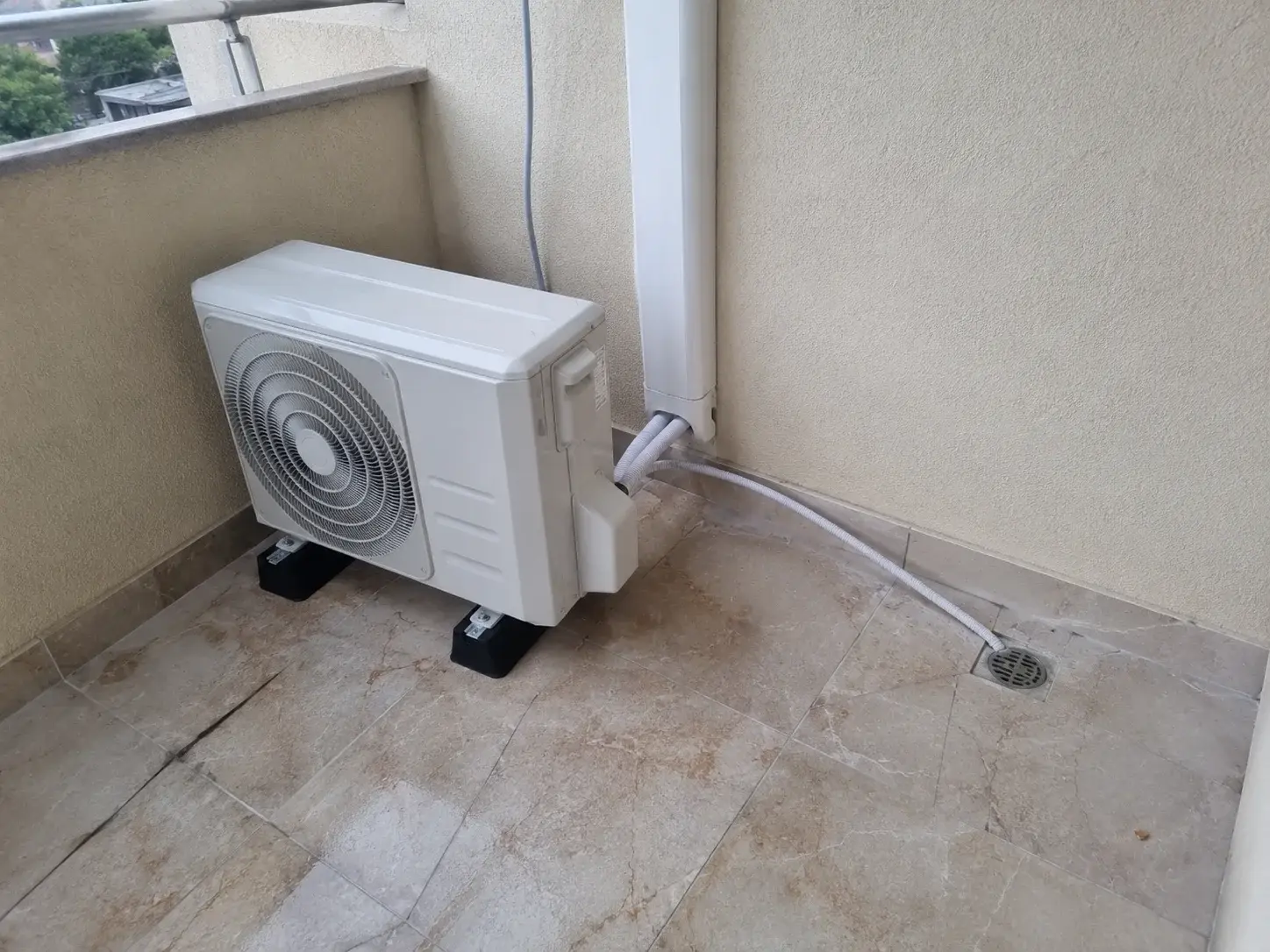 Spoljna jedinica na antivibracionim podmetačima sa urednim odvodom kondenzata