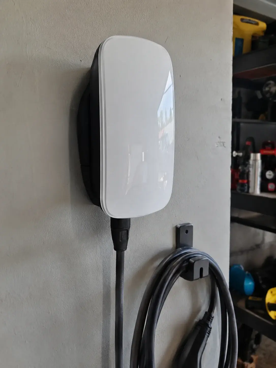 Wallbox EV punjač montiran na zidu garaže