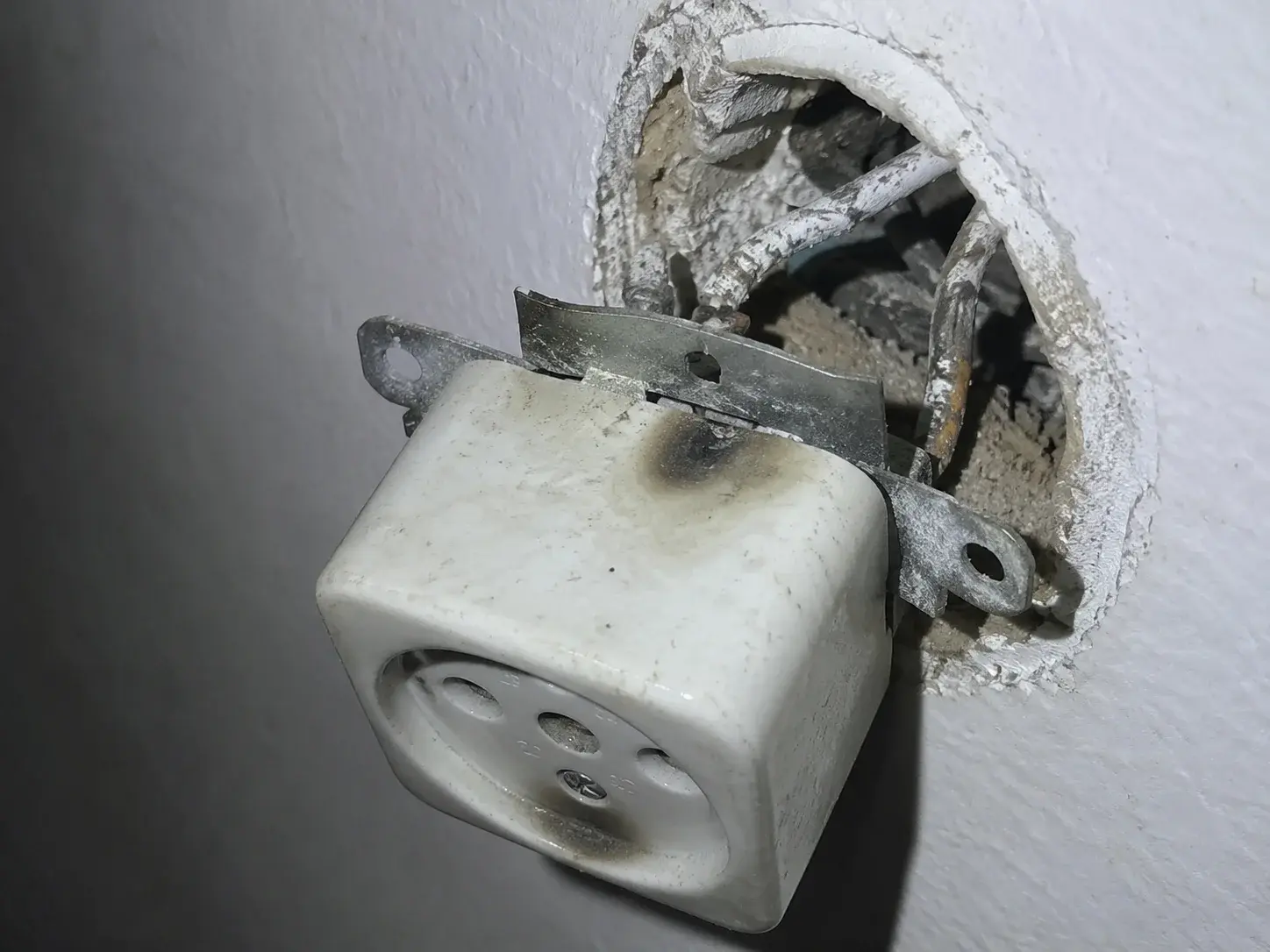Stara utičnica sa zatamnjenim kontaktima i aluminijumskim provodnicima