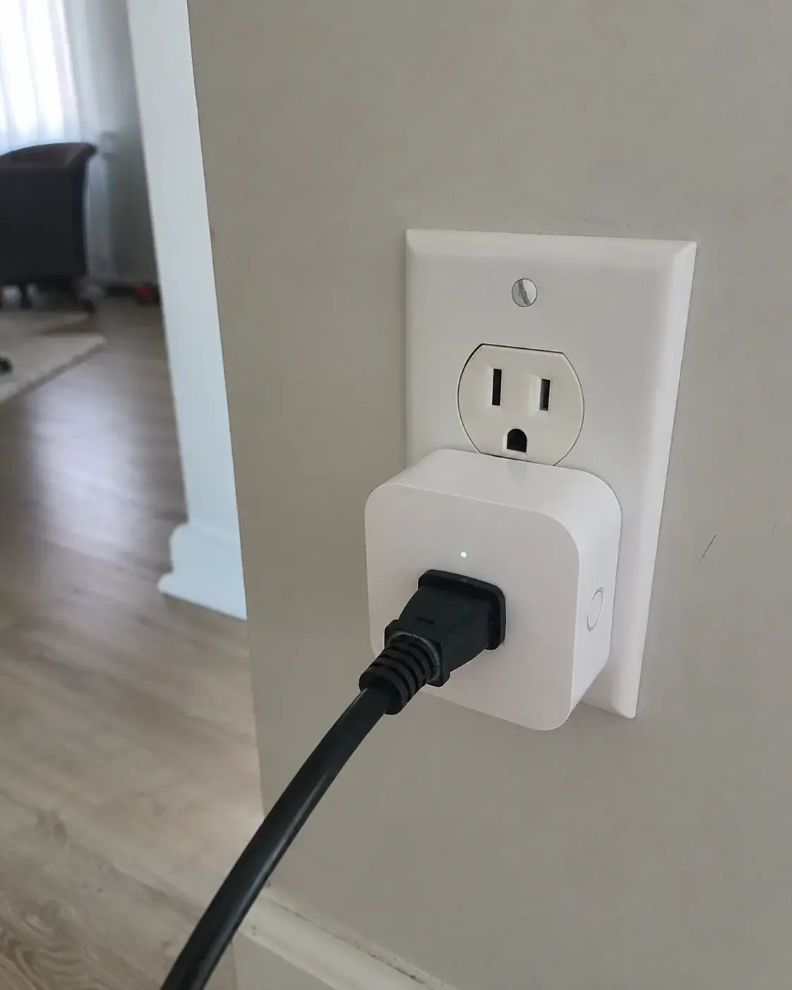 Pametna utičnica-adapter u zidnoj utičnici sa priključenim uređajem