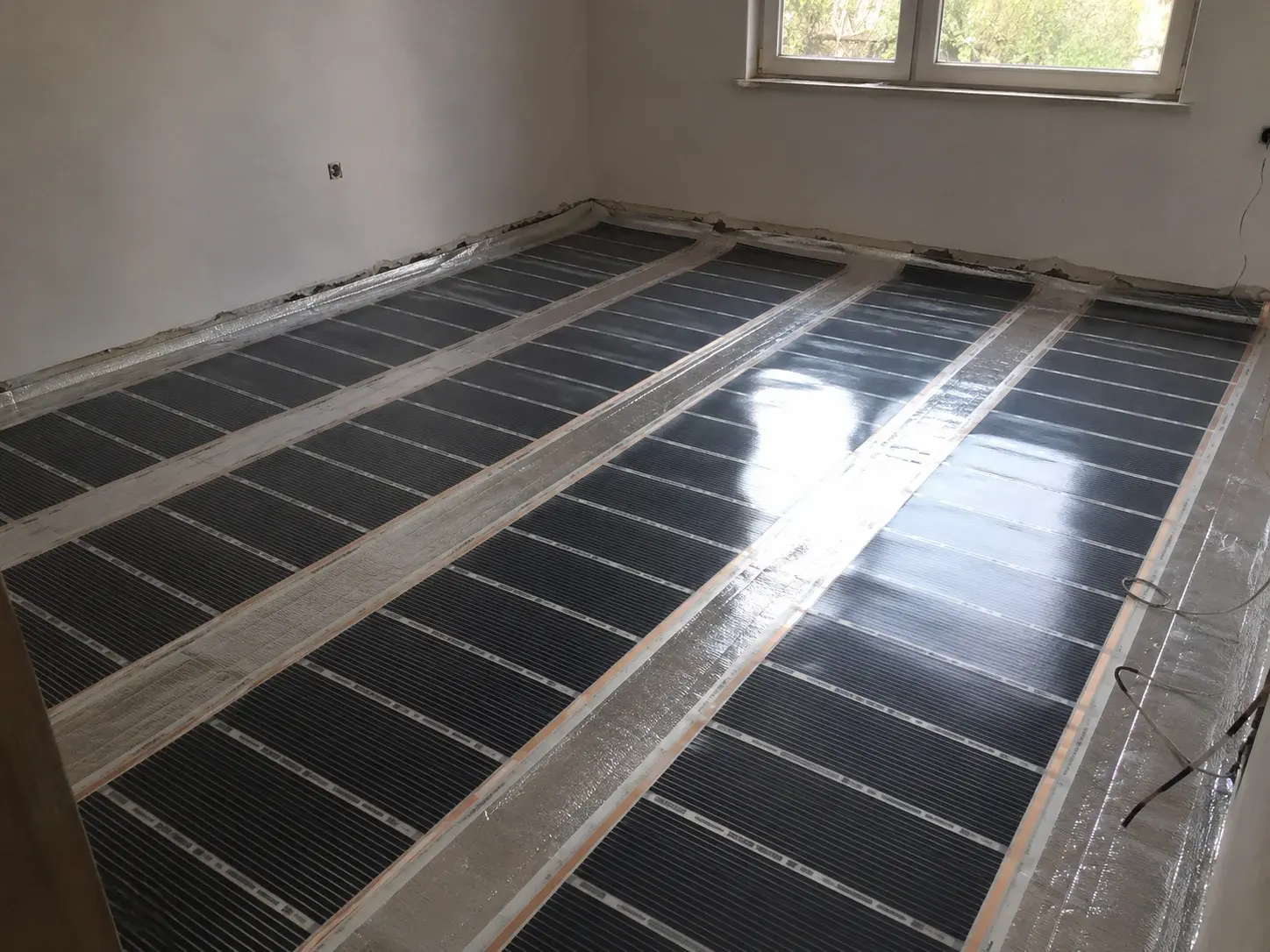 Grejna folija razvučena po podu pre polaganja laminata
