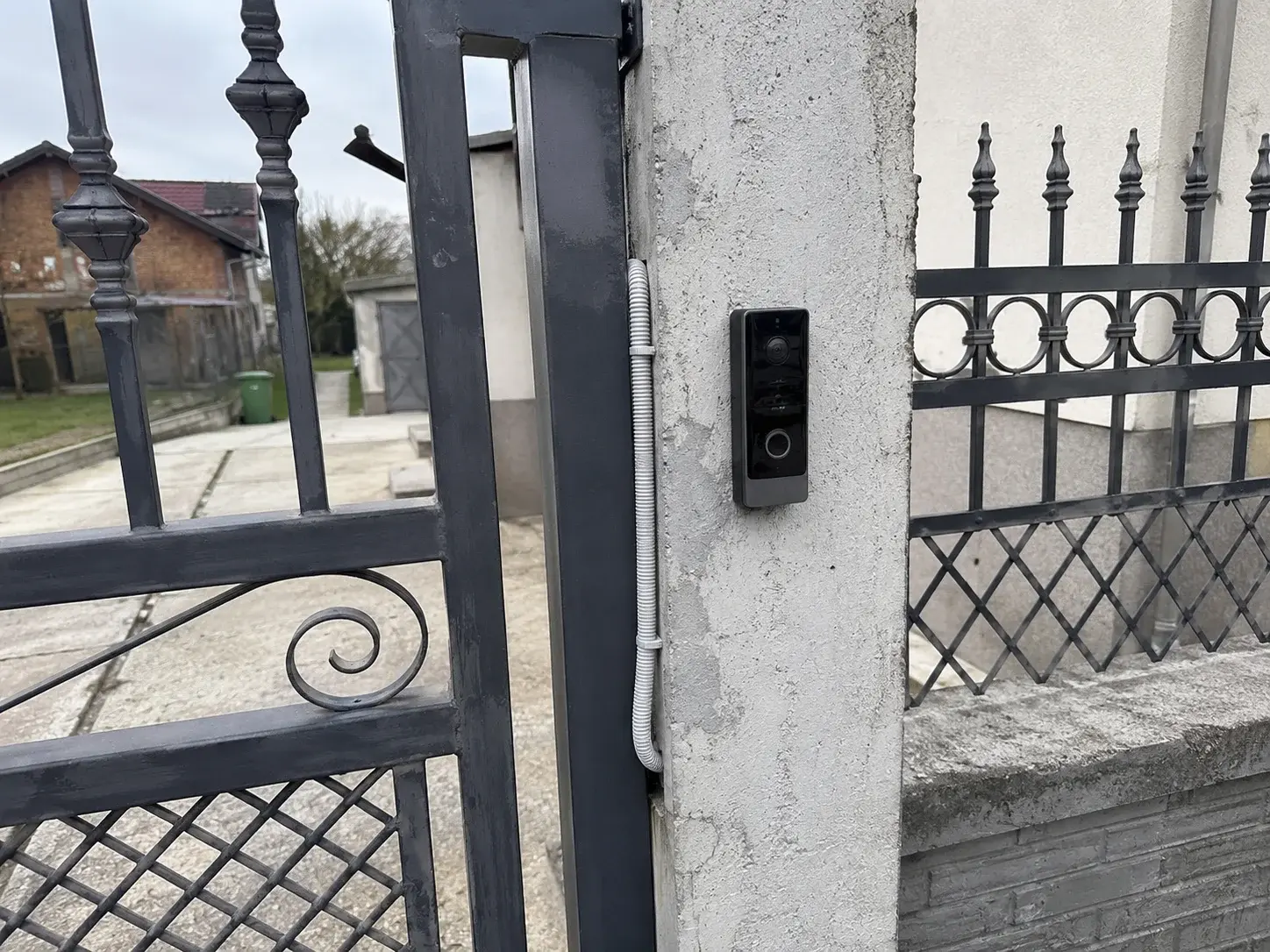 Video interfon montiran na stub dvorišne kapije